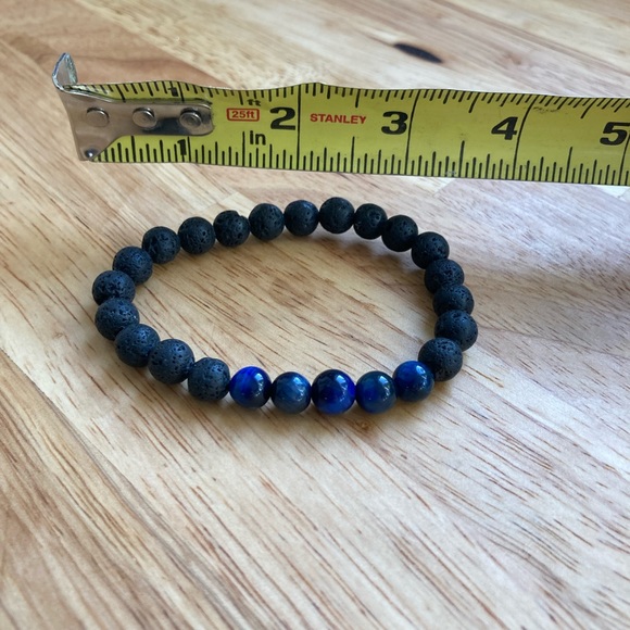 Lava rock diffuser bracelet with blue sodalite beads - Picture 4 of 5